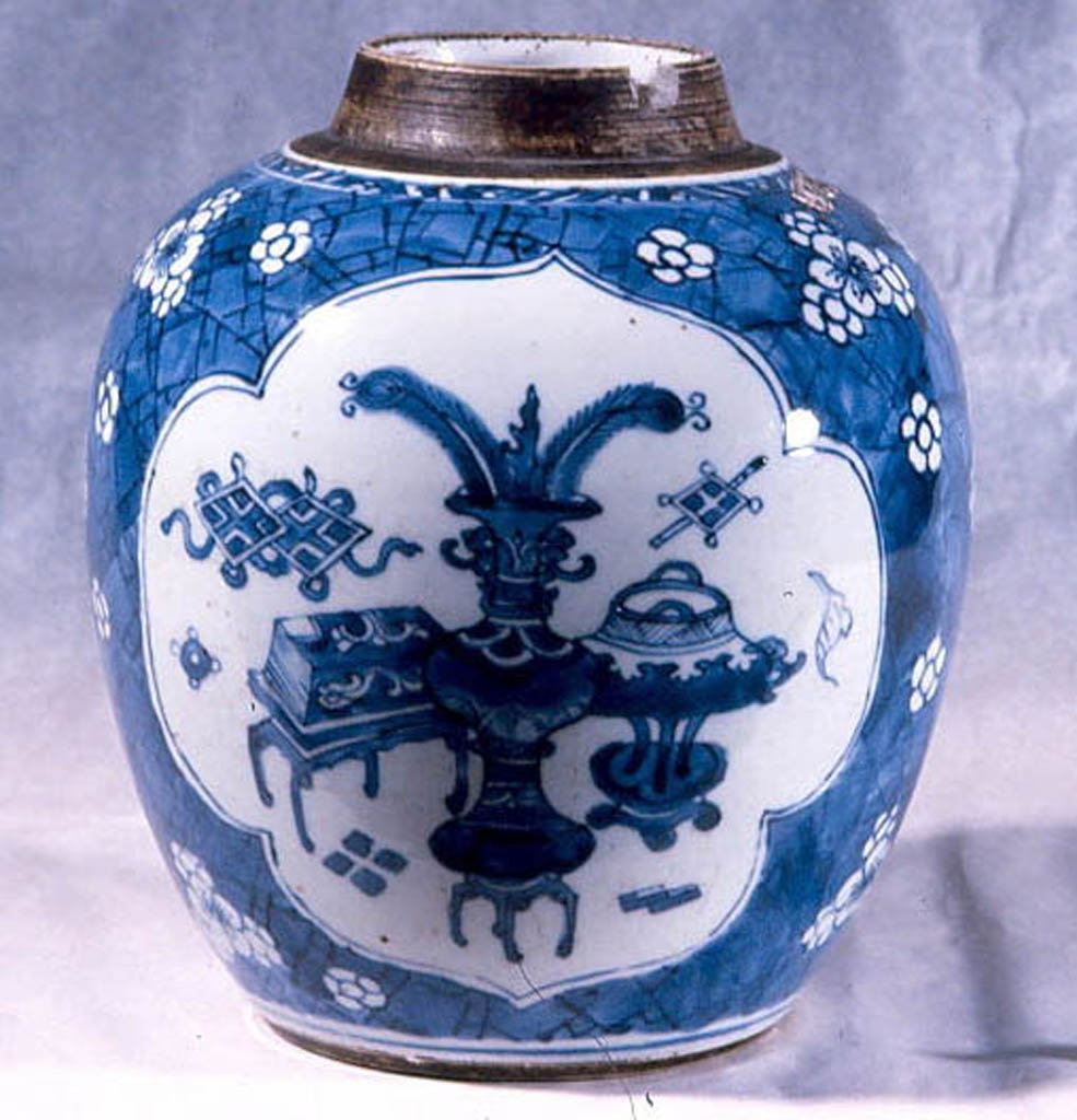 Le cento antichità, simboli orientali (vaso, opera isolata) - ambito cinese (secc. XVII/ XIX)