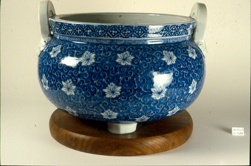 motivi decorativi vegetali stilizzati (vaso, opera isolata) - ambito giapponese (secc. XVII/ XIX)