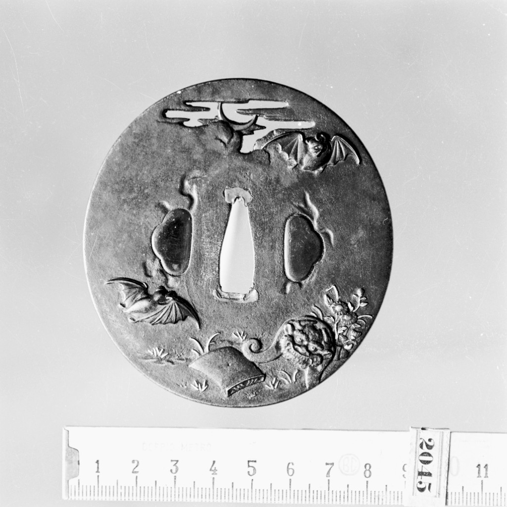 Volo di pipistrelli sulla falce di luna, paesaggio con animali (placchetta di spada, insieme) - ambito giapponese (secc. XVIII/ XIX)