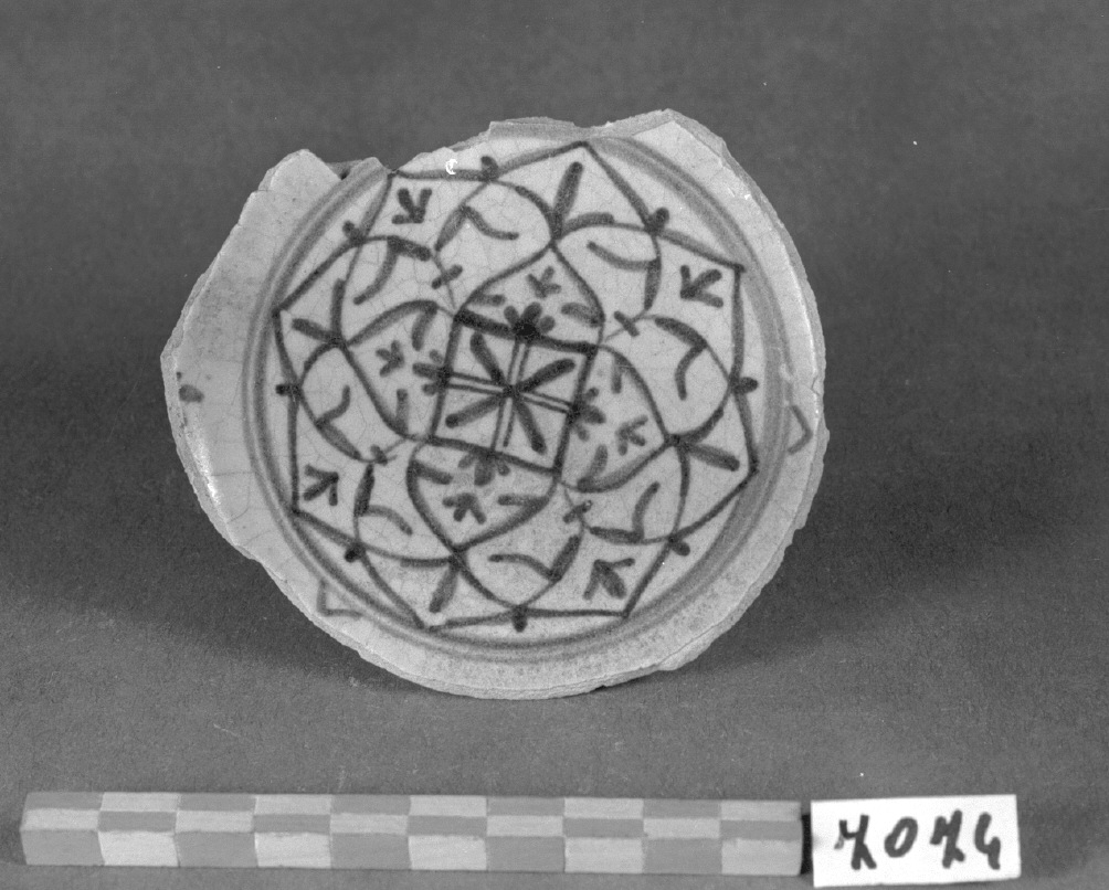 motivo decorativo fitomorfo (piatto, frammento) - produzione veneziana (secc. XVI/ XVII)