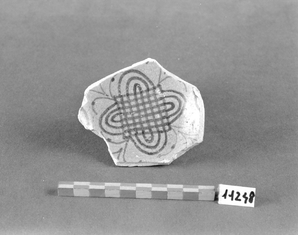 motivo decorativo geometrico (piatto, frammento) - produzione veneziana (secc. XVI/ XVII)