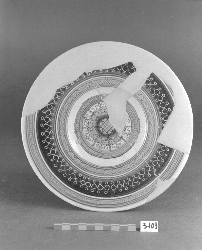 motivo decorativo geometrico (piatto, opera isolata) - bottega faentina, manifattura umbro-marchigiana (prima metà sec. XVI)