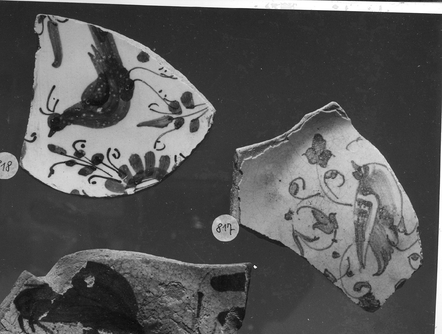 motivi decorativi vegetali con uccelli (piatto, frammento) - ambito veneto (secc. XV/ XVI)