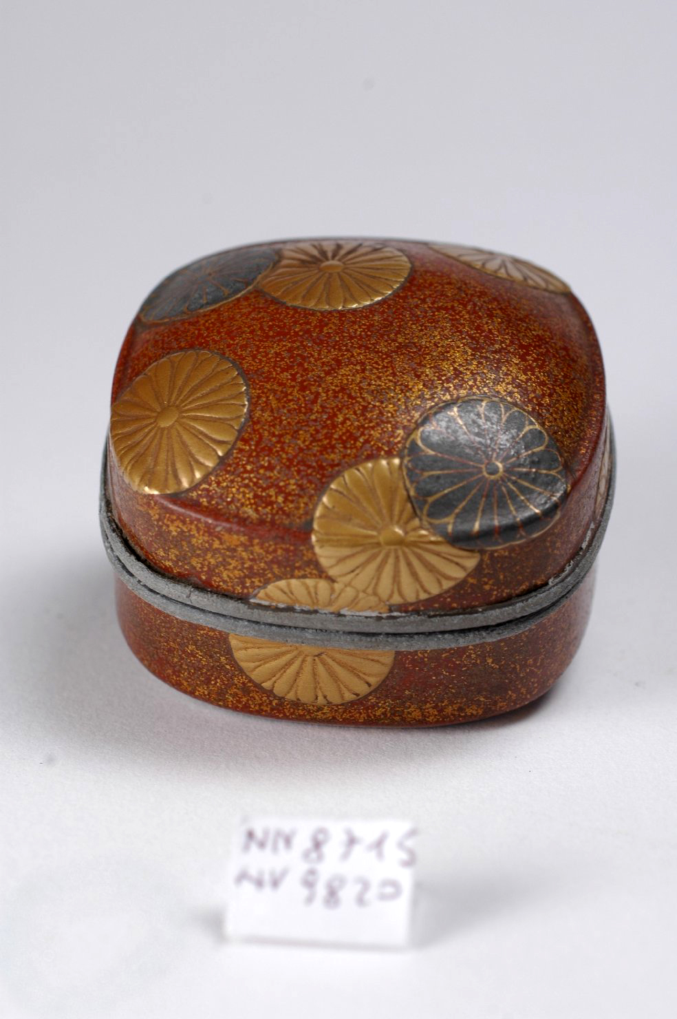 motivi decorativi floreali (scatola, opera isolata) - ambito giapponese (secc. XVII/ XIX)