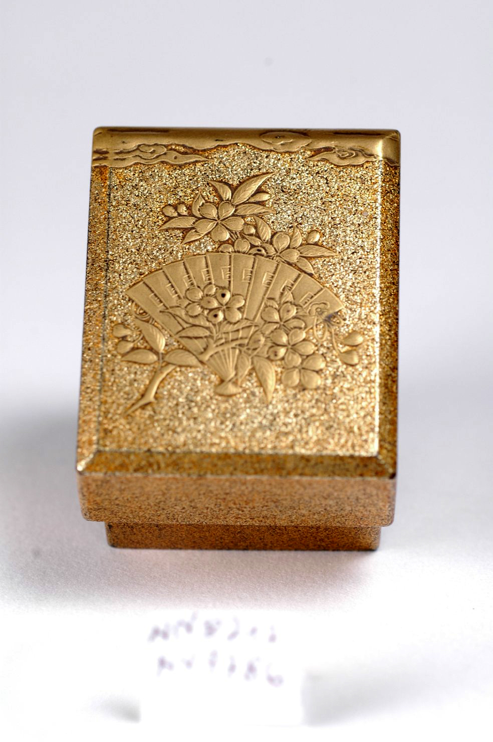 motivi decorativi floreali (scatola, opera isolata) - ambito giapponese (secc. XVII/ XIX)