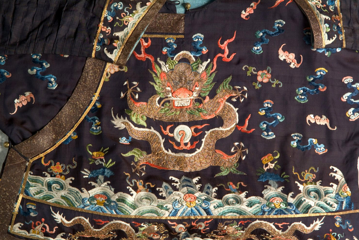 animali fantastici e motivi decorativi fitomorfi (abito, opera isolata) - manifattura cinese (secc. XVII/ XX)