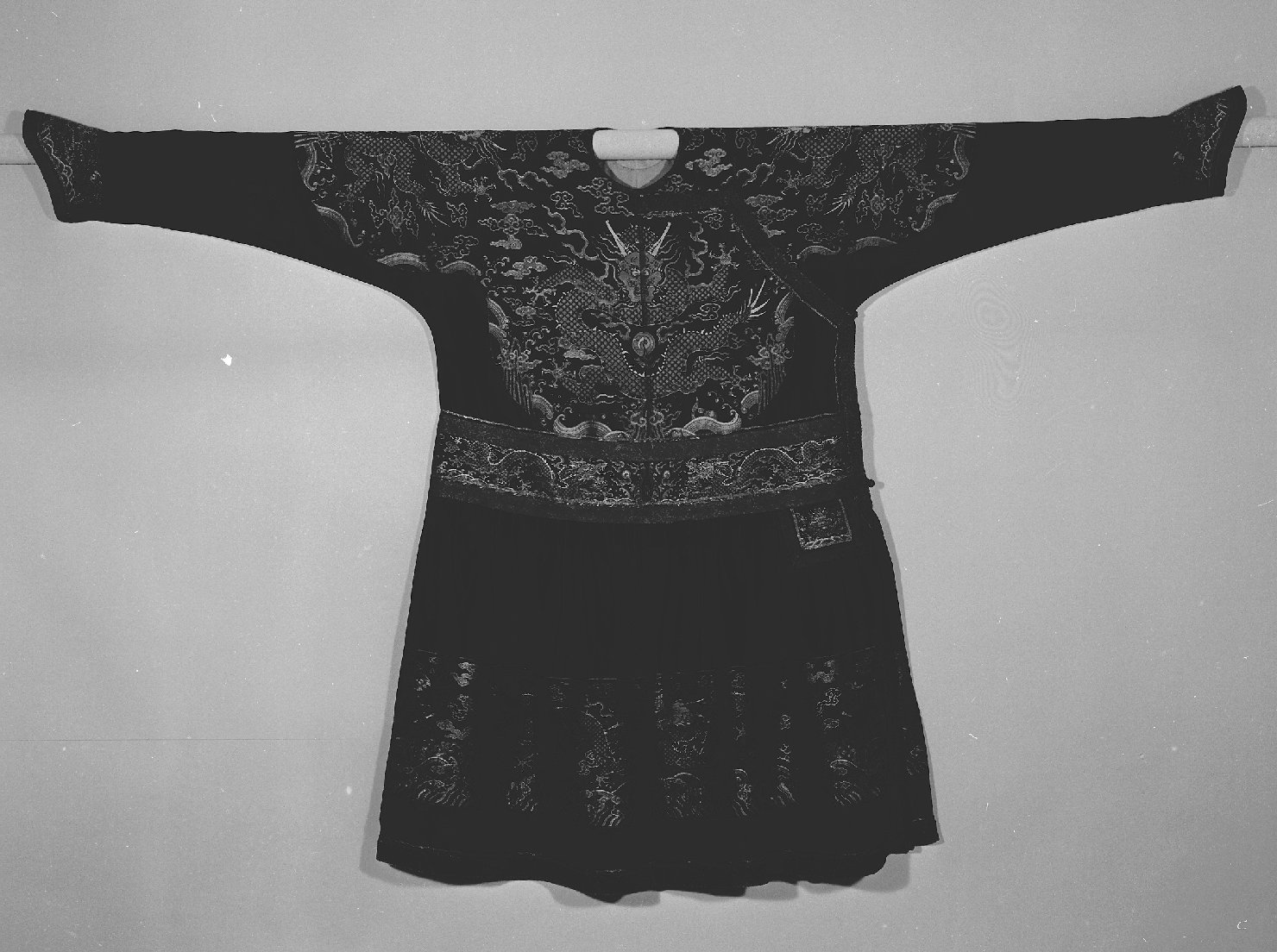 vestito maschile di corte tipo "chao fu", motivi decorativi (abito, opera isolata) - manifattura cinese (secc. XVII/ XX)