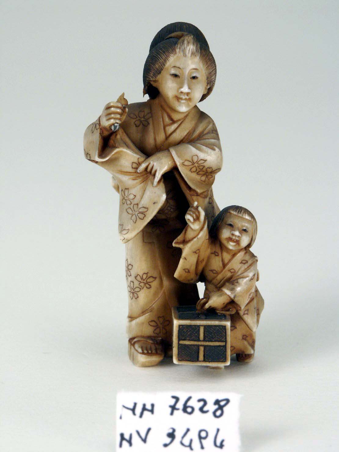 figura femminile con bambina (statuetta, opera isolata) - ambito giapponese (secc. XVII/ XIX)