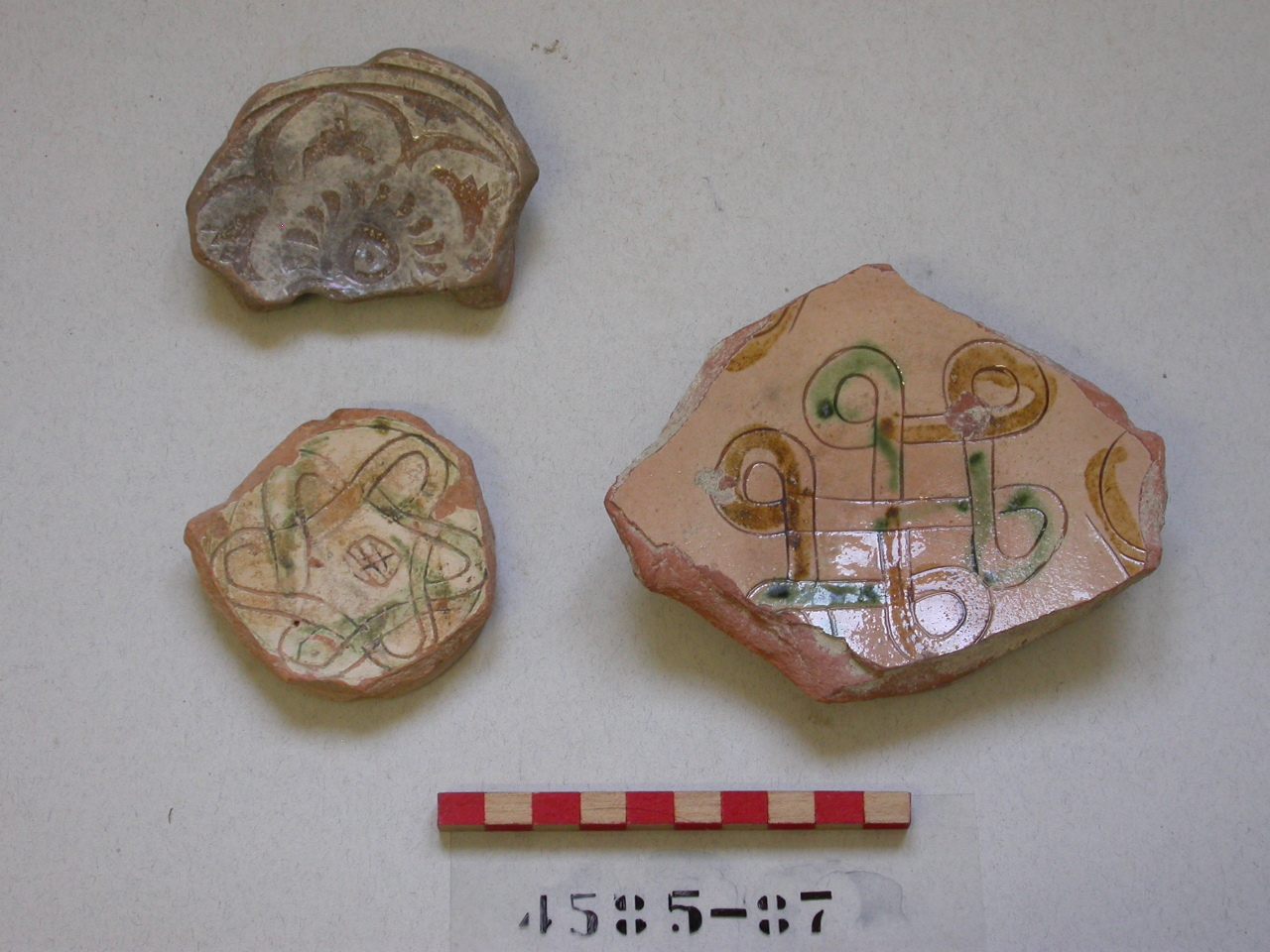 motivi decorativi geometrici (piatto, frammento) - ambito veneziano (secc. XVI/ XVII)