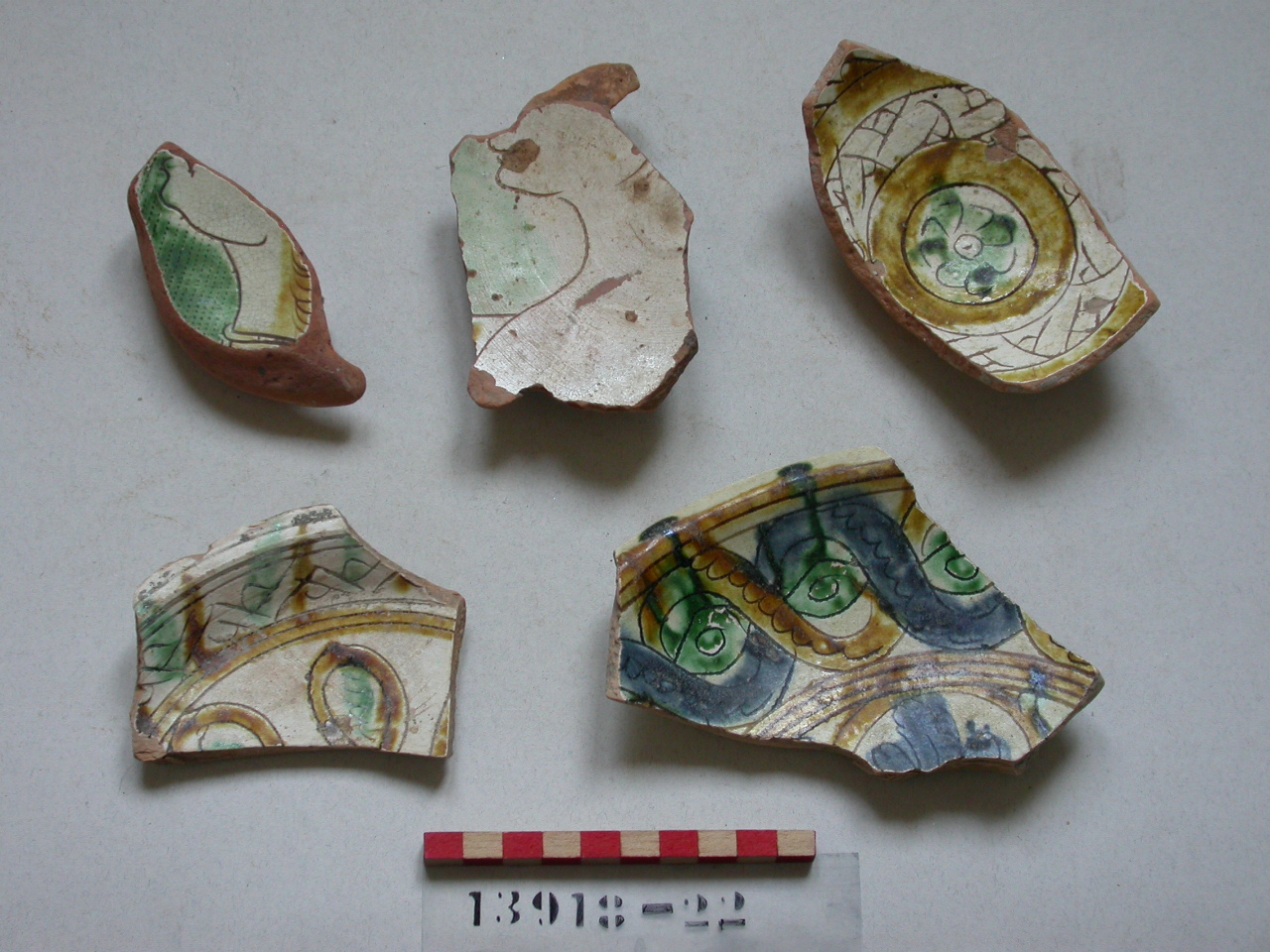 motivi decorativi geometrici e vegetali (scodella, frammento) - ambito veneziano (sec. XVI)