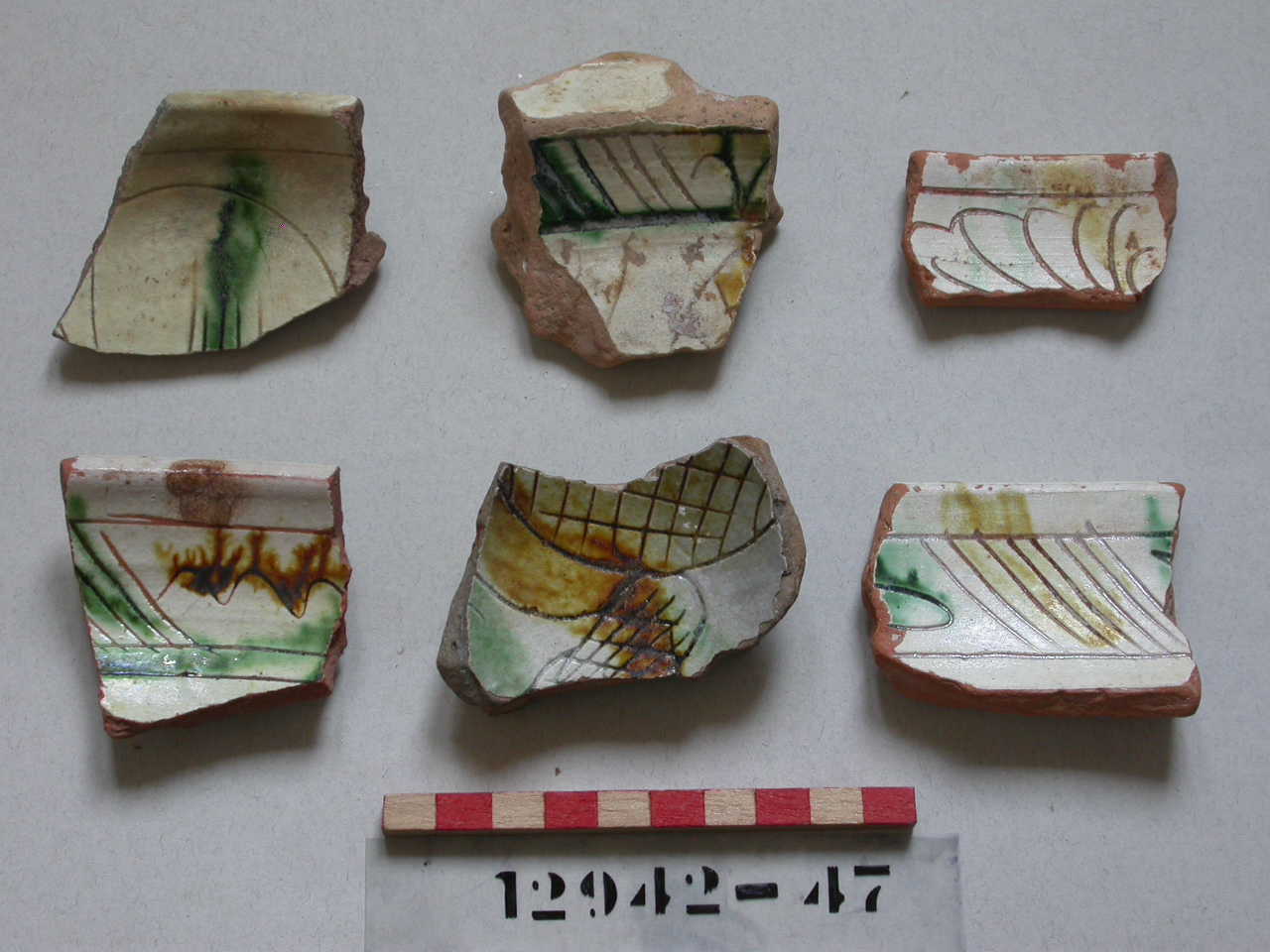 motivi decorativi vegetali (bacino, frammento) - ambito veneziano (secc. XIV/ XV)
