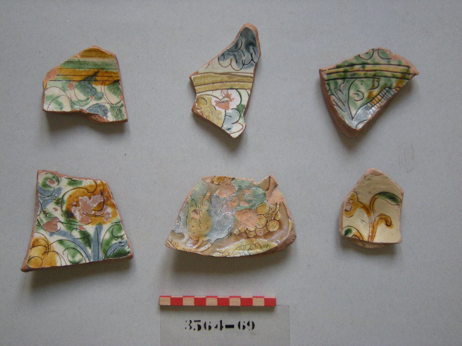 motivi decorativi vegetali (scodella, frammento) - ambito veneziano (secc. XVI/ XVII)
