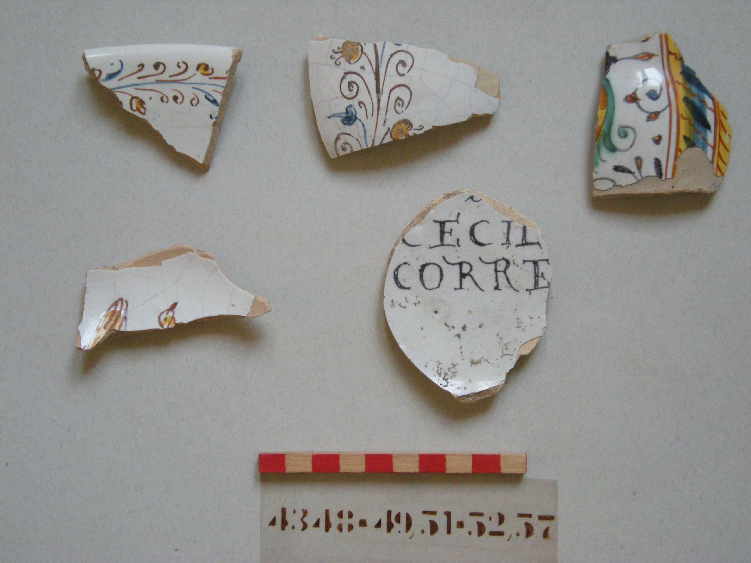 motivi decorativi geometrici e vegetali (boccale, frammento) - produzione di Deruta (secc. XVI/ XVII)