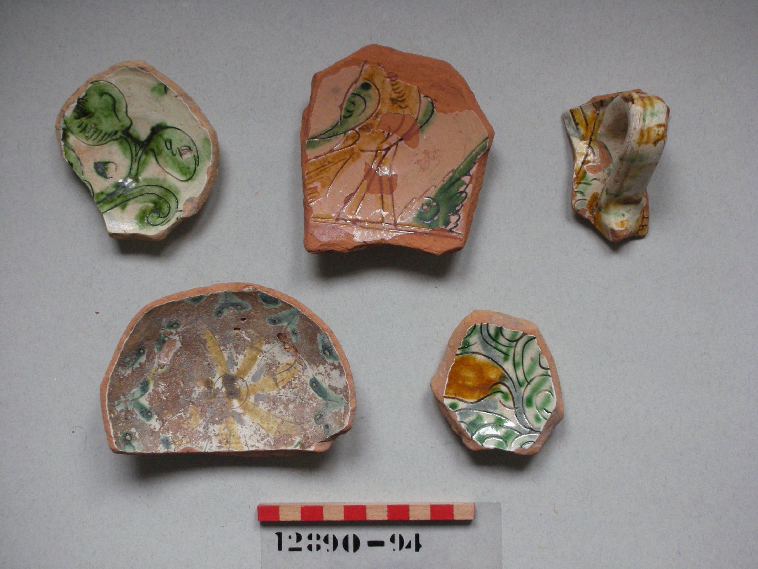 motivi decorativi vegetali (scodella, frammento) - ambito veneziano (secc. XVI/ XVII)