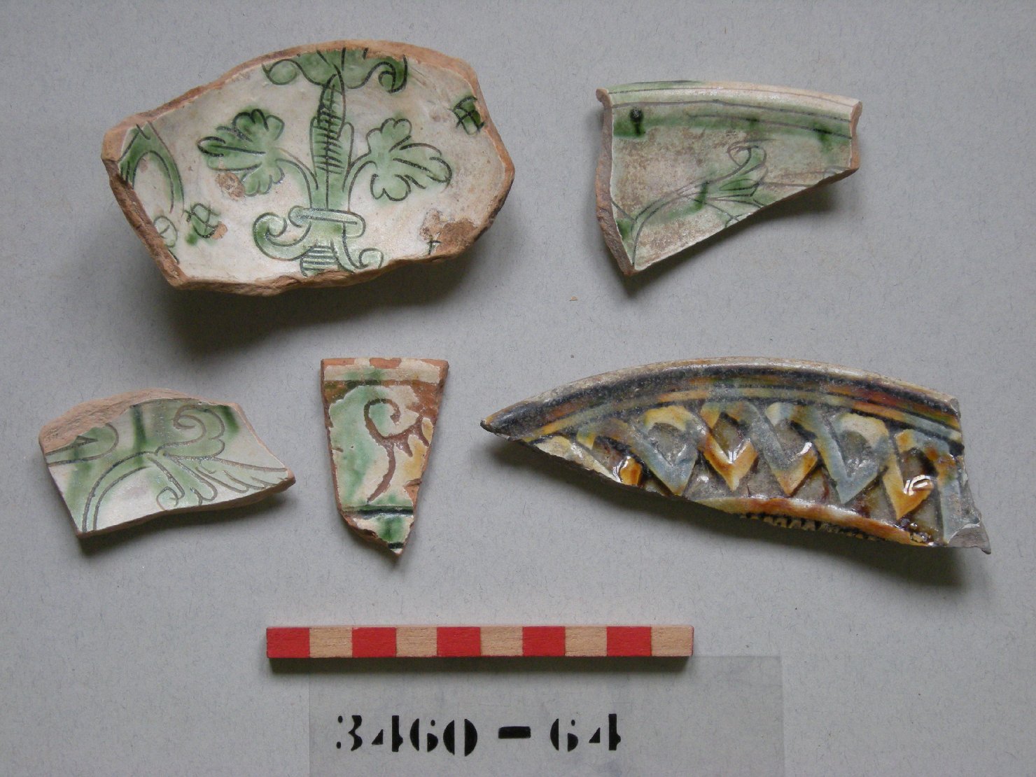 motivi decorativi geometrici (piatto, frammento) - ambito veneziano (secc. XVI/ XVII)