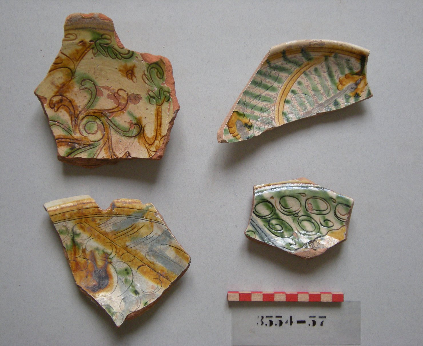 motivi decorativi vegetali (piatto, frammento) - ambito veneto (secc. XVI/ XVII)