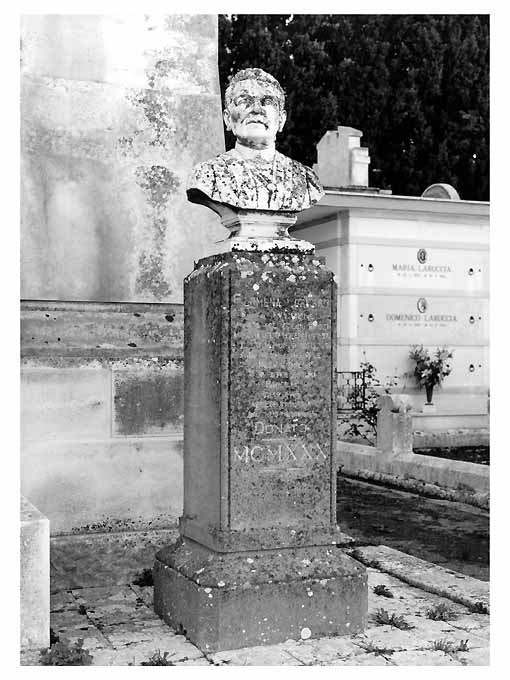 busto ritratto di Lorusso Raimondo Filomena (monumento funebre, opera isolata) di Accolti Gil Michele (attribuito) - ambito Italia meridionale (sec. XX)