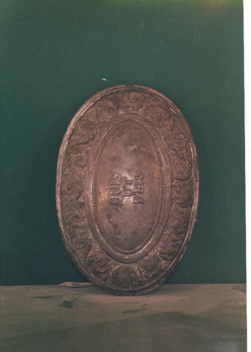 scudo (attributo iconografico di immagine sacra) di Sisino Gabriele (sec. XIX)