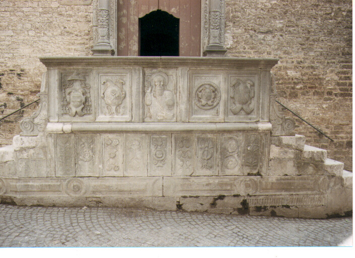 Santo/ stemmi (rilievo) - ambito Italia meridionale (secc. XVI/ XVII)