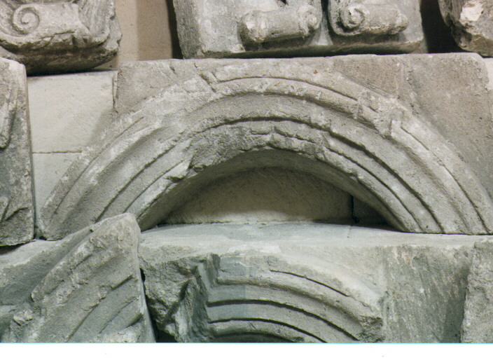 archivolto, frammento - ambito pugliese (sec. XVII)