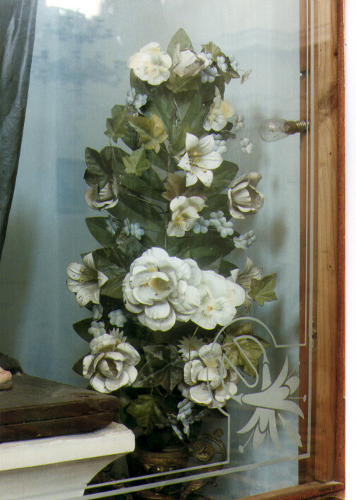 vaso d'altare con composizione floreale, serie - ambito Italia meridionale (fine/inizio secc. XIX/ XX)
