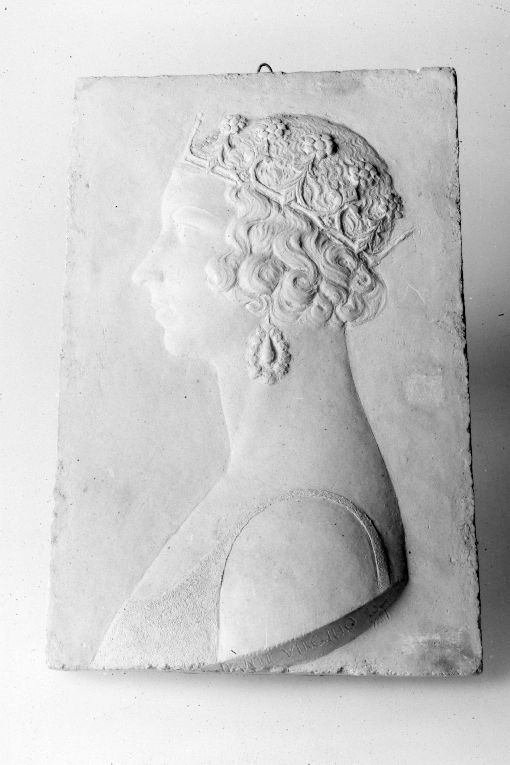 donna di profilo (rilievo) di Virgilio Dante (sec. XX)