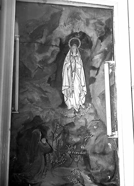 Madonna di Lourdes e Santa Bernardette (gruppo scultoreo) di Sacquegna Salvatore (sec. XX)
