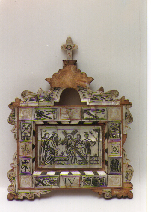 stazione IV: Gesù incontra la Madonna (formella) - manifattura italiana (fine/inizio secc. XVIII/ XIX)