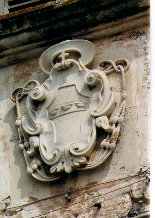 stemma vescovile di Gaetano Bacile (rilievo) - ambito salentino (sec. XIX)