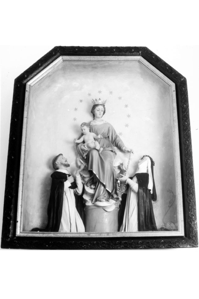 Madonna del Rosario con San Domenico e Santa Caterina da Siena (rilievo) - manifattura Italia meridionale (primo quarto sec. XX)