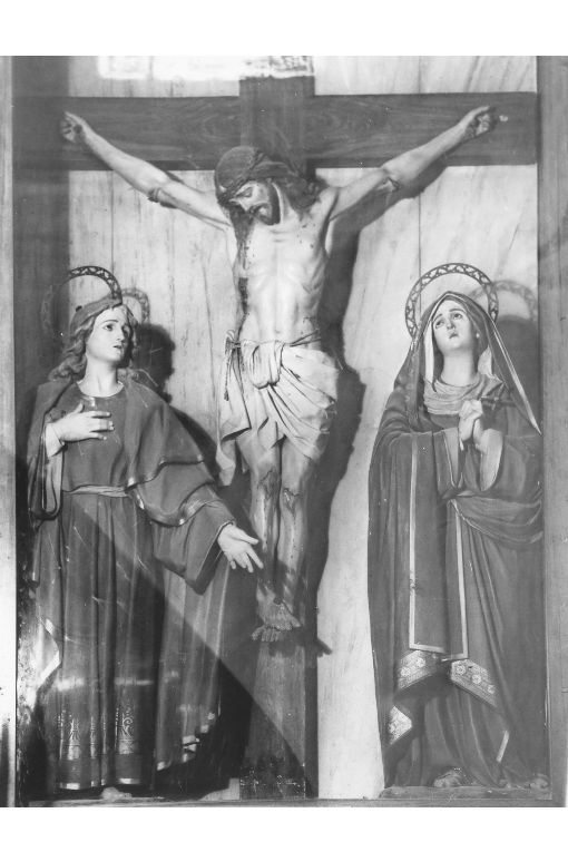 crocifissione di Cristo con la Madonna e San Giovanni Evangelista (gruppo scultoreo) di Guacci Luigi (prima metà sec. XX)