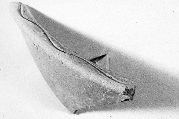 motivo decorativo geometrico (vaso, frammento) - produzione apulo-lucana (metà sec. XIII)