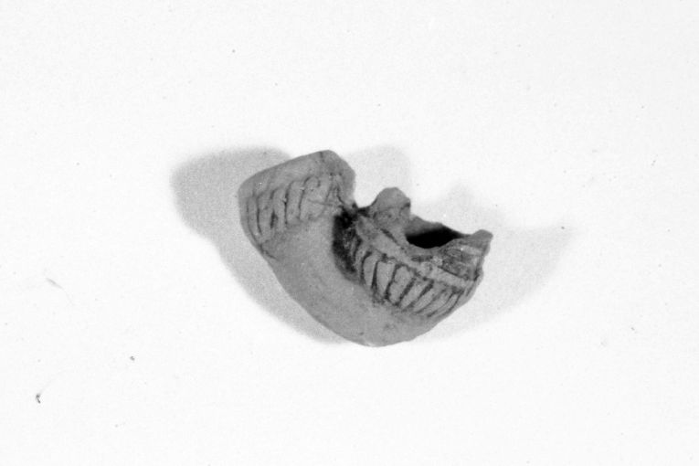 pipa, frammento - produzione apulo-lucana (secc. XVIII/ XIX)