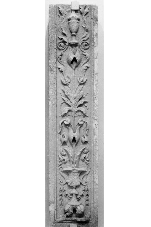 motivi decorativi a candelabra (stipite d'altare) - ambito pugliese (sec. XV)