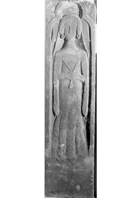 figura femminile (lastra tombale) - produzione pugliese (secc. XIV/ XV)