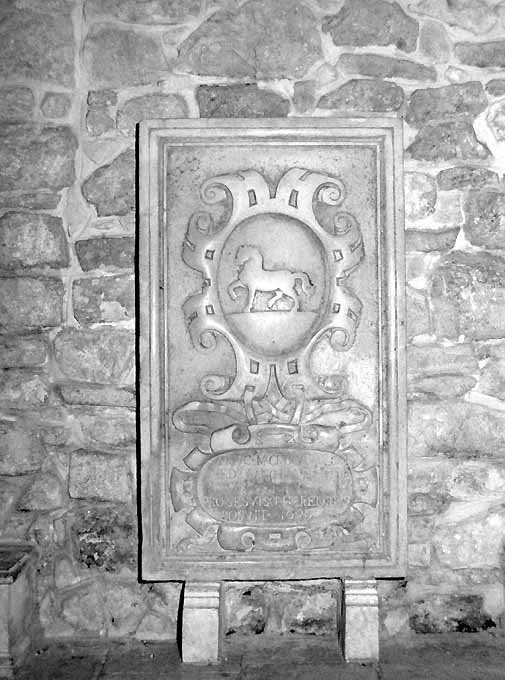 stemma gentilizio della famiglia Magnocavallo (lastra tombale) - ambito molfettese (sec. XVII)