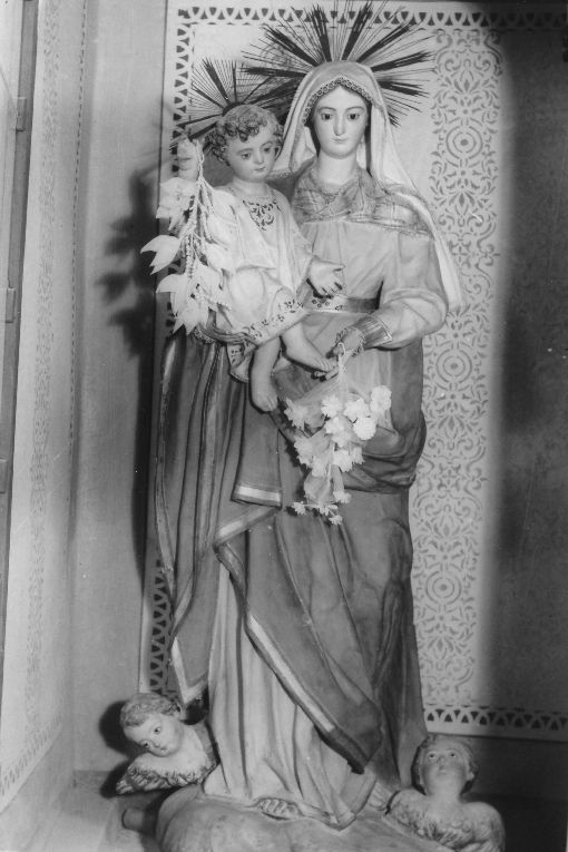 Madonna con personaggi che implorano il suo aiuto (statua) - ambito Italia meridionale (sec. XX)