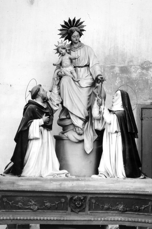 Madonna del Rosario con San Domenico e Santa Caterina da Siena (gruppo scultoreo, opera isolata) di Caretta Raffaele (sec. XIX)