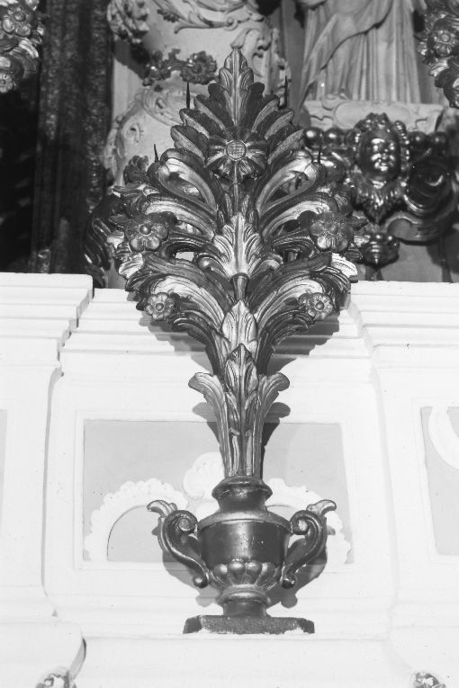 vaso d'altare con composizione floreale, serie - ambito salentino (seconda metà sec. XVIII)