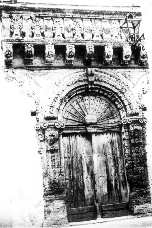 portale con mignano, opera isolata - ambito salentino (sec. XVII)