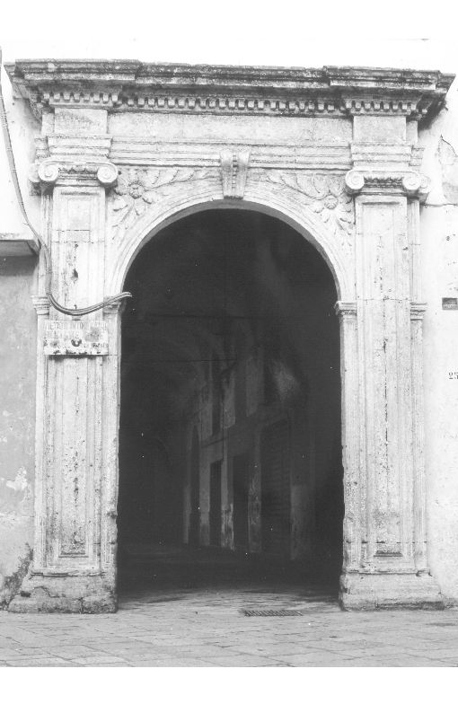 portale, opera isolata - ambito leccese (ultimo quarto sec. XVII)