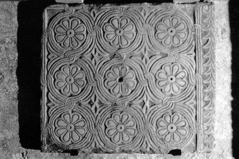 nastri viminei a tre capi intrecciati, semipalmette affrontate, apici gig liati (lastra) - ambito bizantino (sec. IX)