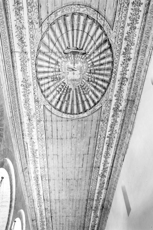 arme arcivescovile di Mons. Andrea Mansi (1818-1832); tralci di rose, uva e pampini; motivi geometrici (soffitto dipinto) di Valentini Domenico Antonio (sec. XIX)