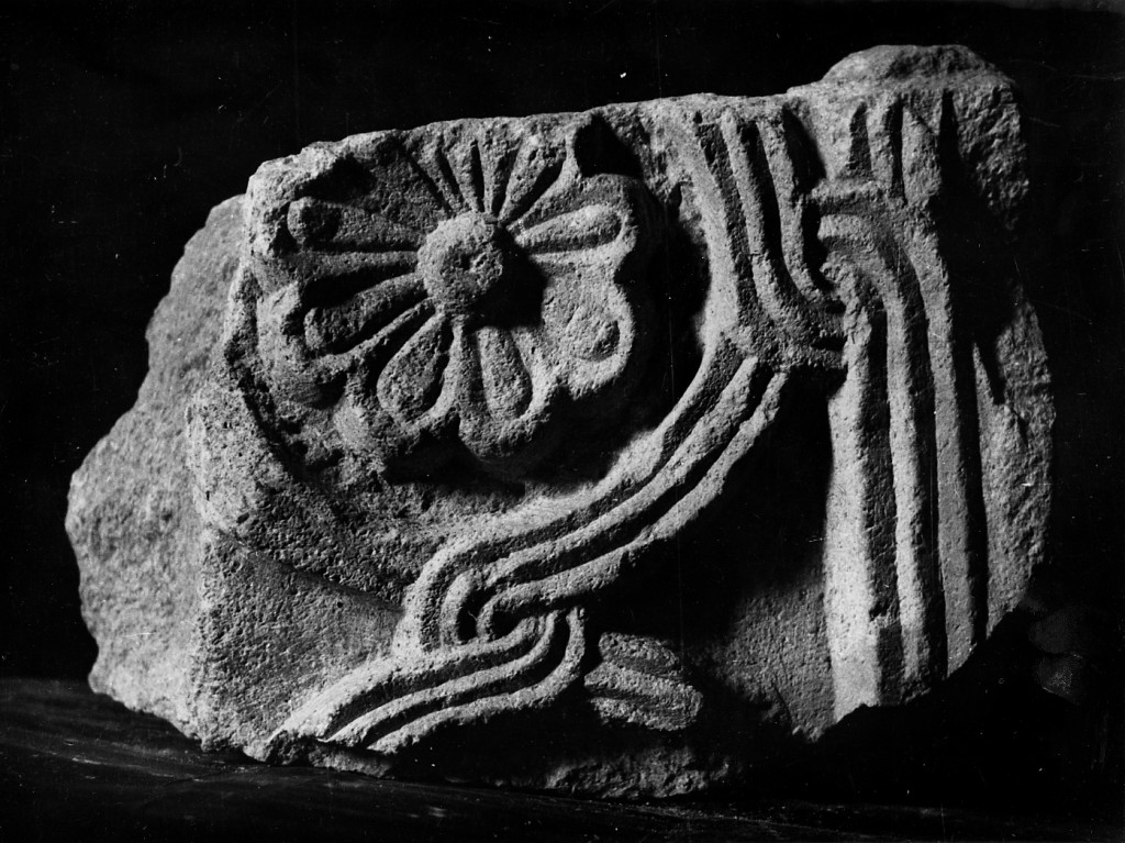 motivi decorativi (lastra, frammento) - ambito abruzzese (sec. IX)