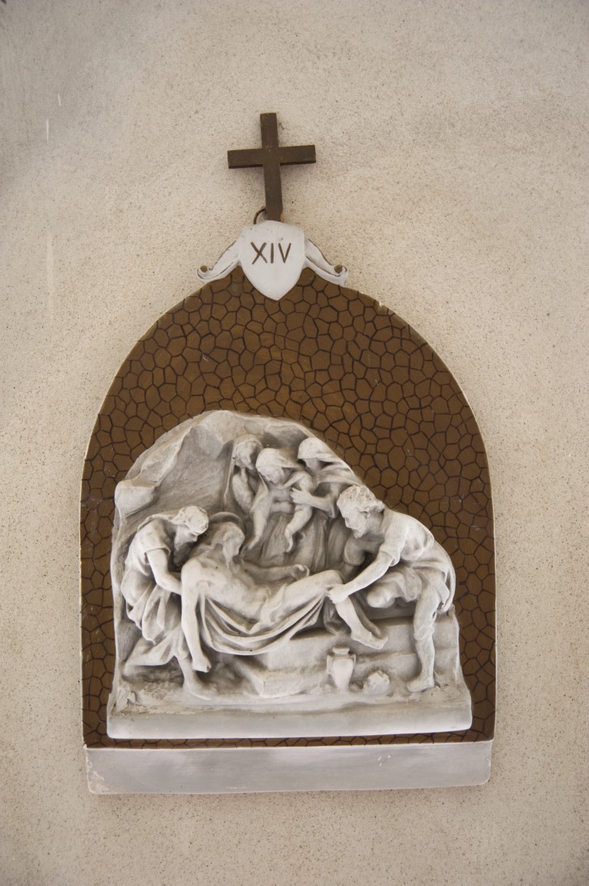 stazione XIV: Gesù deposto nel sepolcro (rilievo, elemento d'insieme) - ambito piemontese (prima metà sec. XX)