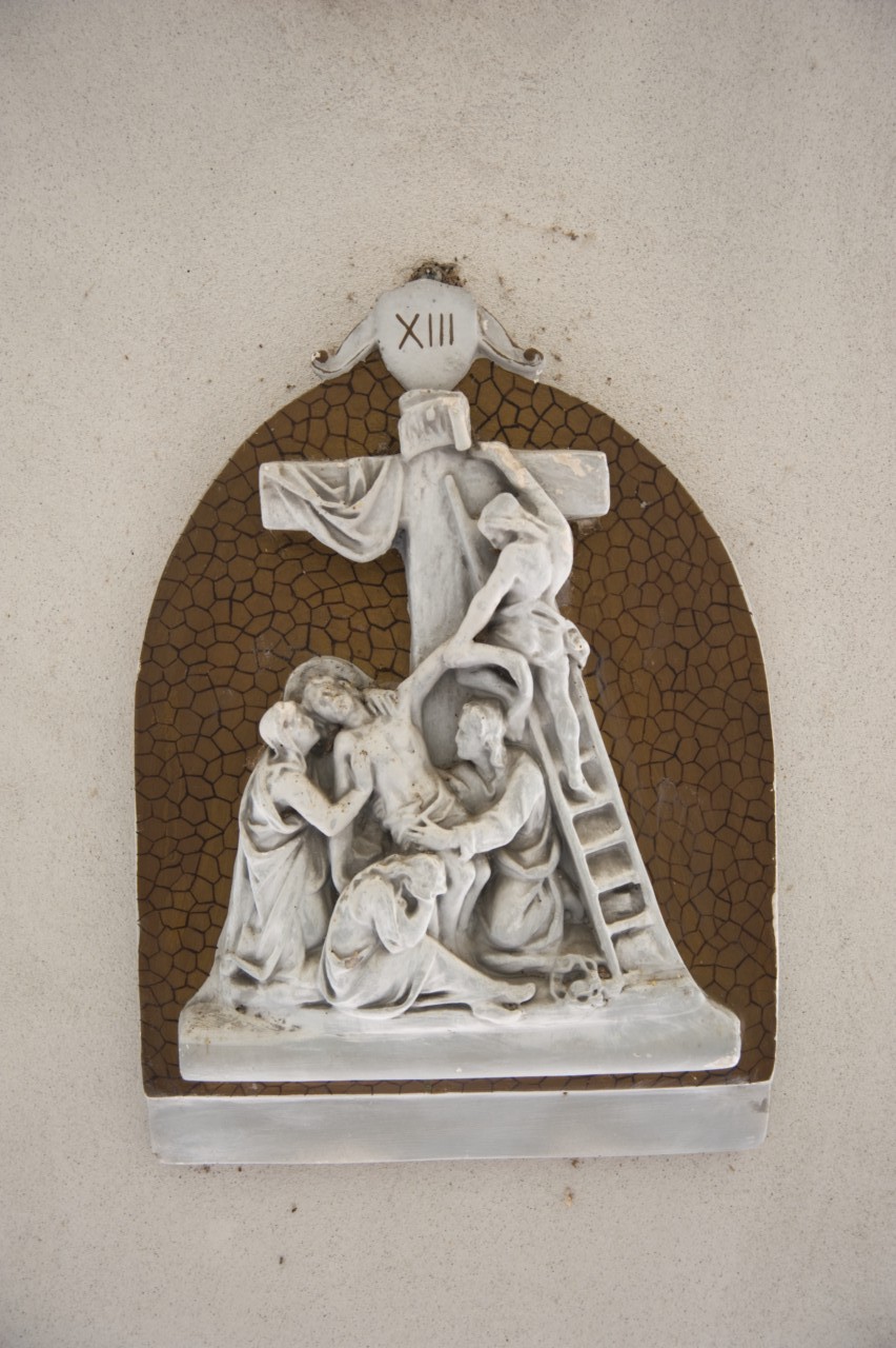 stazione XIII: Gesù deposto dalla croce (rilievo, elemento d'insieme) - ambito piemontese (prima metà sec. XX)