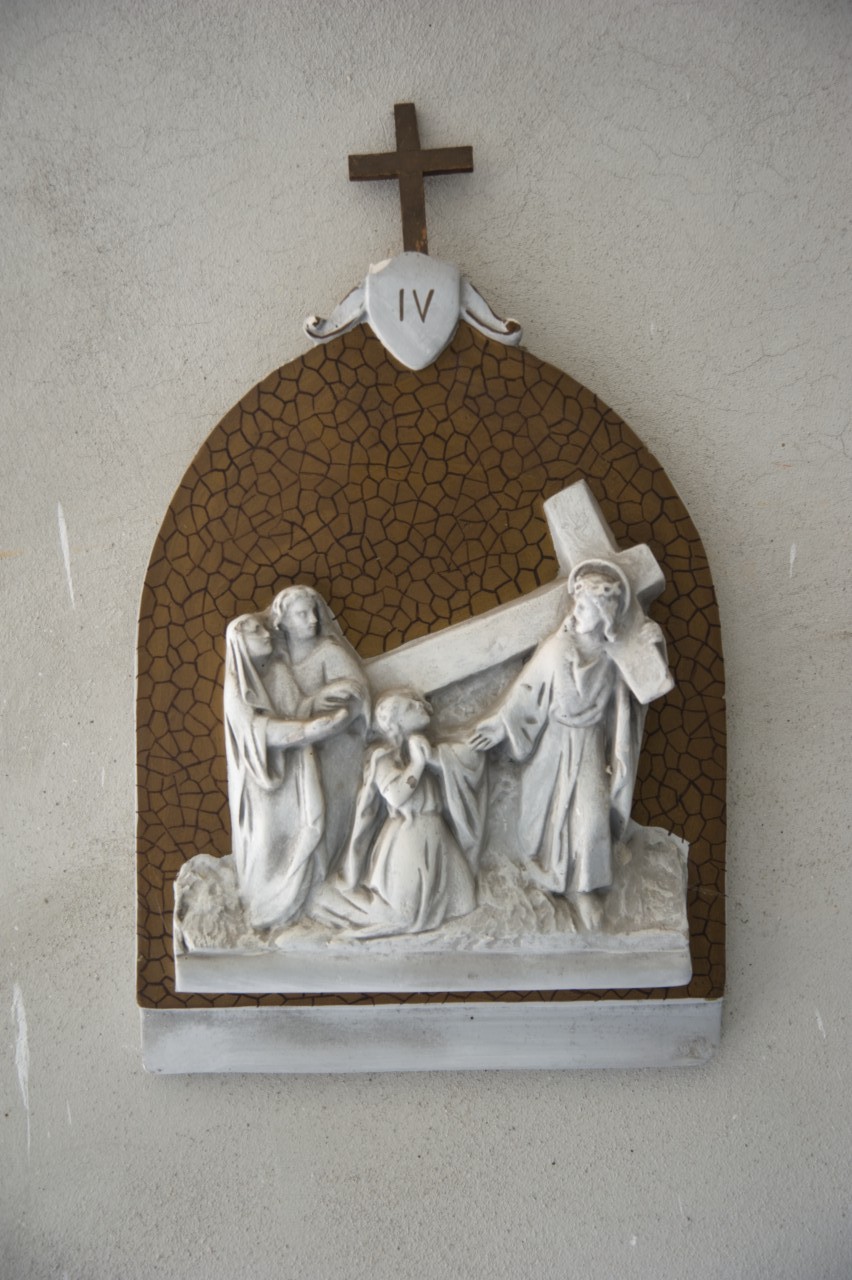 stazione IV: Gesù incontra la Madonna (rilievo, elemento d'insieme) - ambito piemontese (prima metà sec. XX)