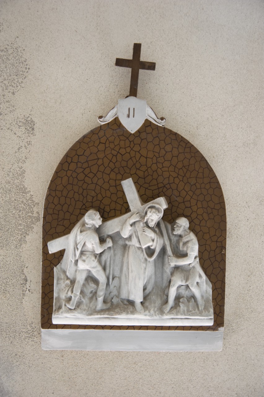 stazione II: Gesù caricato della croce (rilievo, elemento d'insieme) - ambito piemontese (prima metà sec. XX)
