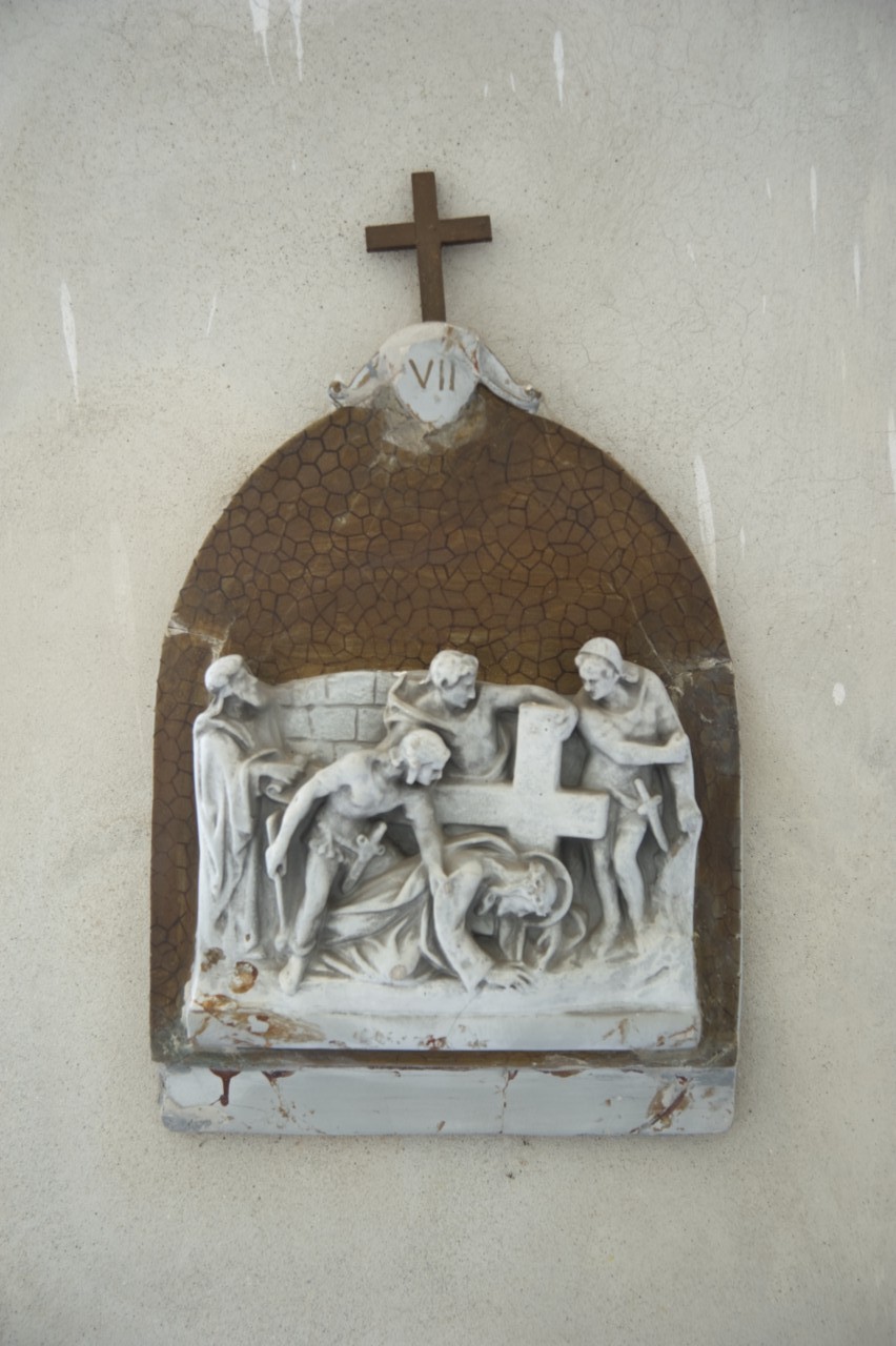stazione VII: Gesù cade sotto la croce la seconda volta (rilievo, elemento d'insieme) - ambito piemontese (prima metà sec. XX)