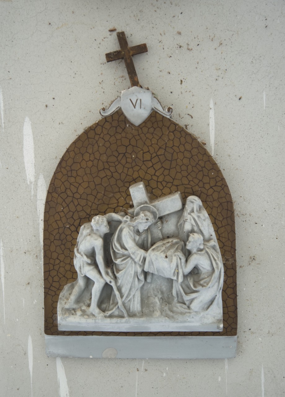 stazione VI: Gesù asciugato dalla Veronica (rilievo, elemento d'insieme) - ambito piemontese (prima metà sec. XX)